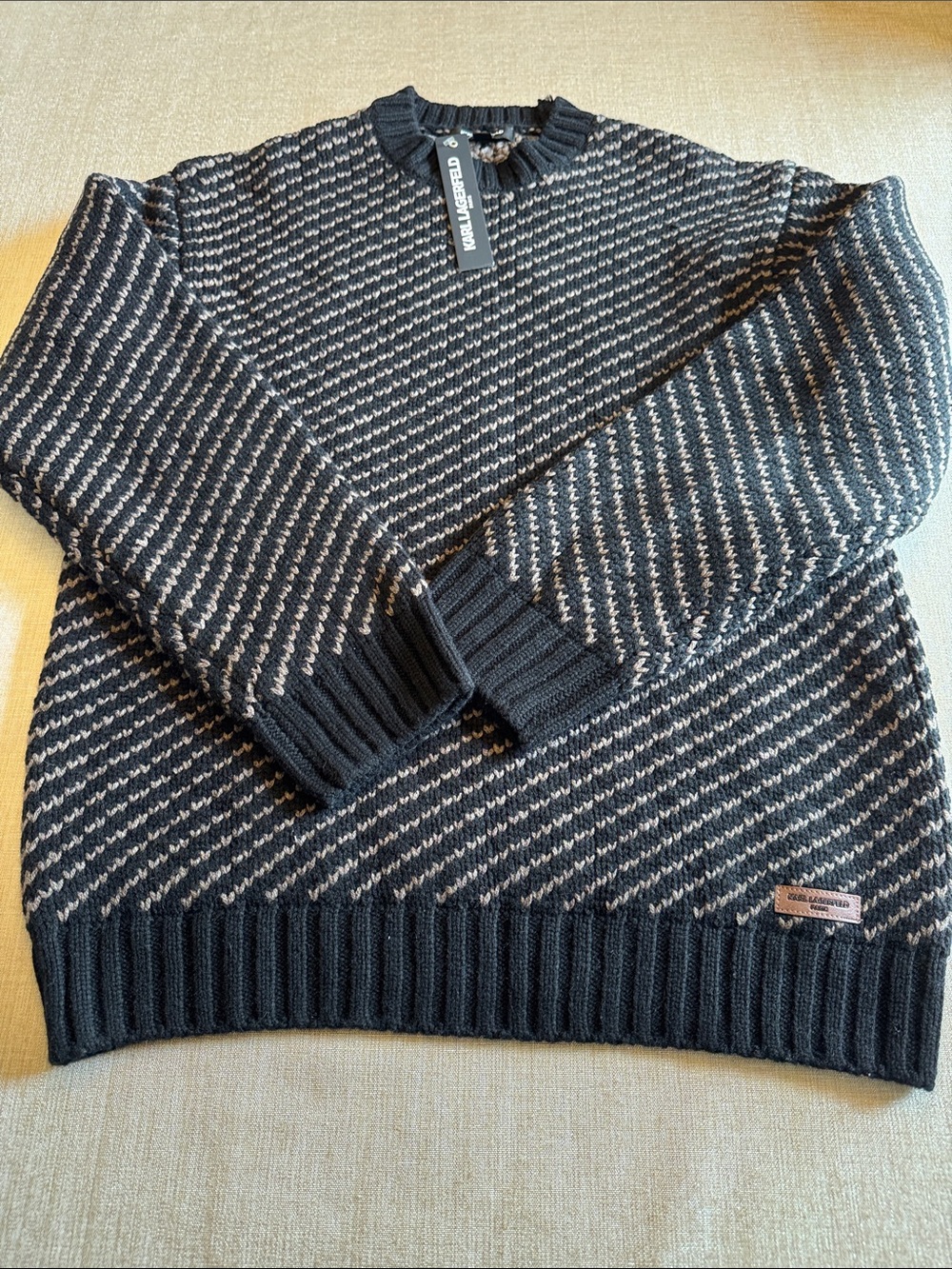 Karl Lagerfeld-NWT/ Men’s M Black & Taupe Patterned Crewneck Sweater